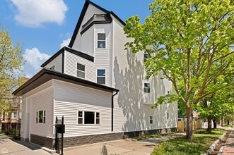 Building Photo - 2901 N Sacramento Ave