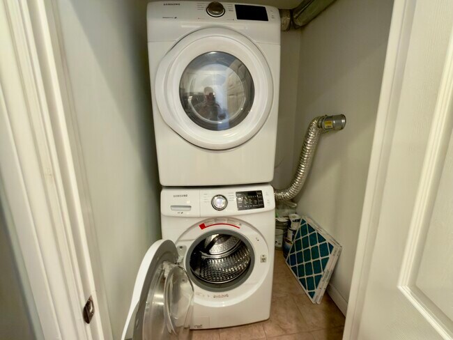 Building Photo - 4724 N Troy St