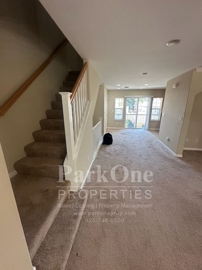 Building Photo - Nicely Updated Townhouse Close to Downtown