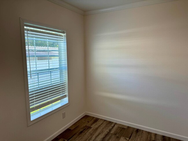 Building Photo - 956 N Colonial Cir