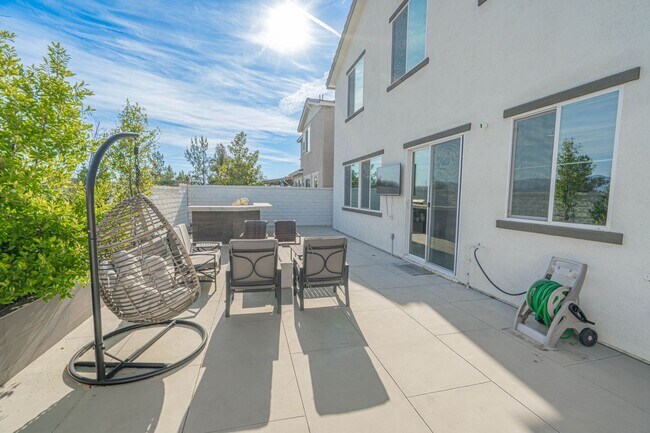 Building Photo - Beautiful 5-Bedroom Home with Outdoor Entertainer's Area in Valencia!