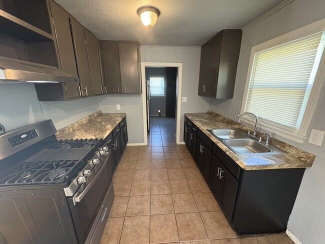 Building Photo - 627 E Young Pl