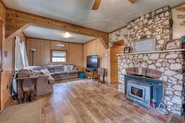 Building Photo - Cozy Downtown Cabin