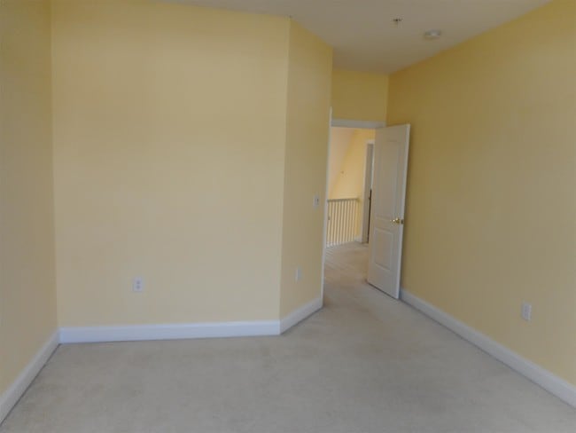 Building Photo - 204 Seneca Way