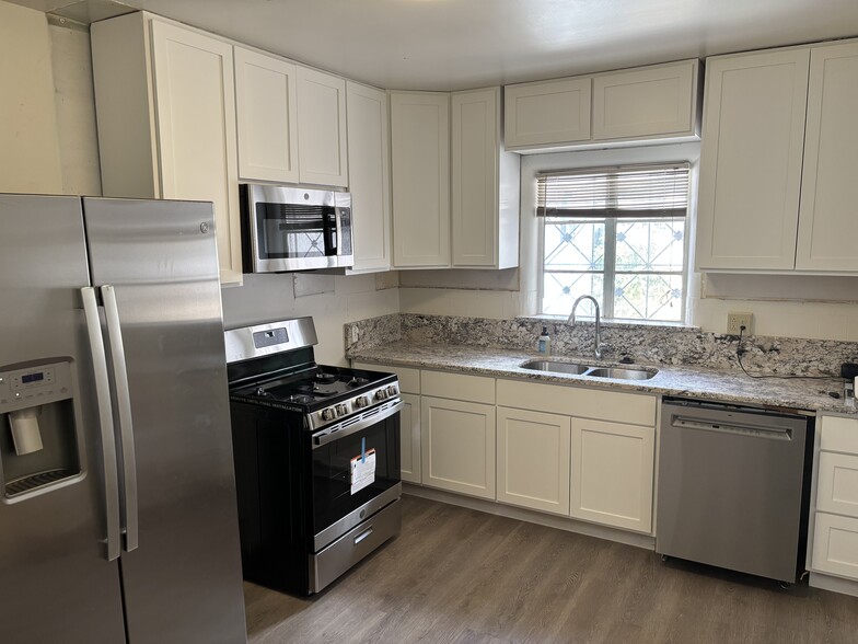 Primary Photo - 1038 Buena Vista Dr SE