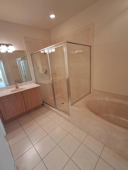 Building Photo - 221 Greenwich Cir