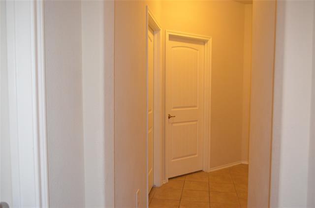 Building Photo - 9604 Sleepy Hollow Dr