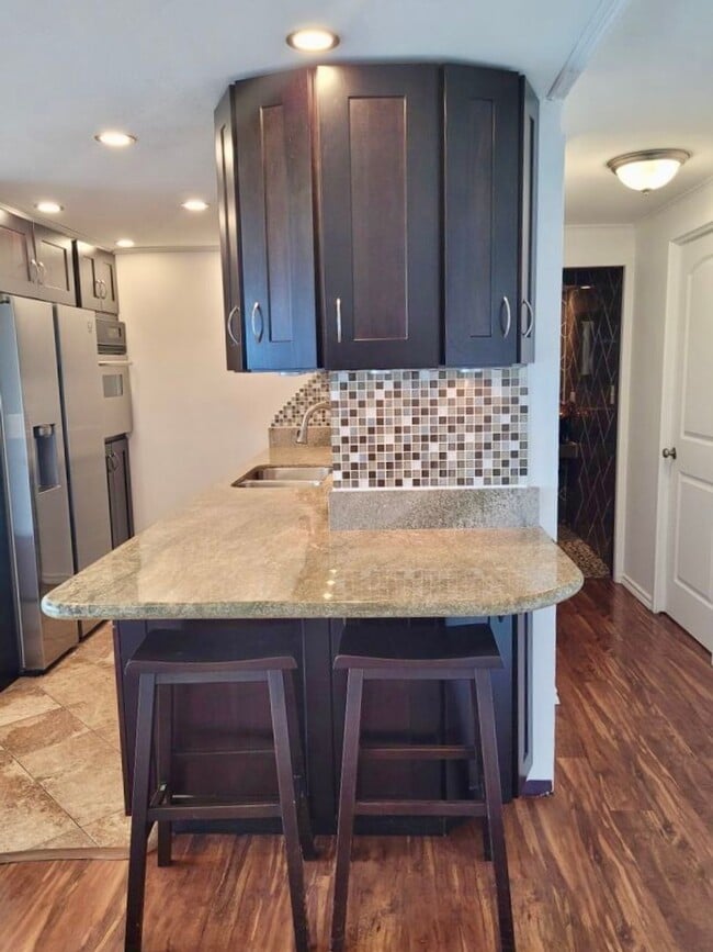Building Photo - AVAILABLE for Rent : 3 Bedroom, 2 Bathroom...