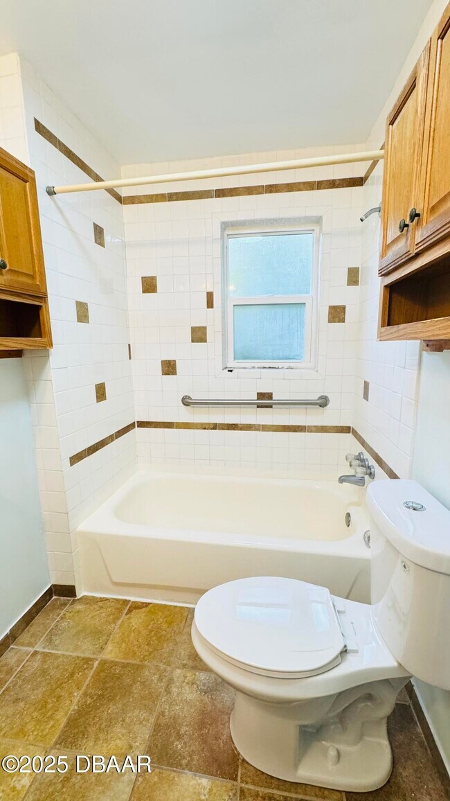 Building Photo - 215 Glenview Blvd