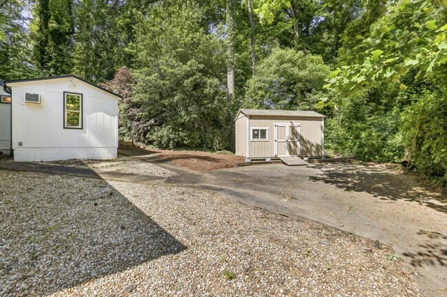 Building Photo - 2056 Abby Ln NE