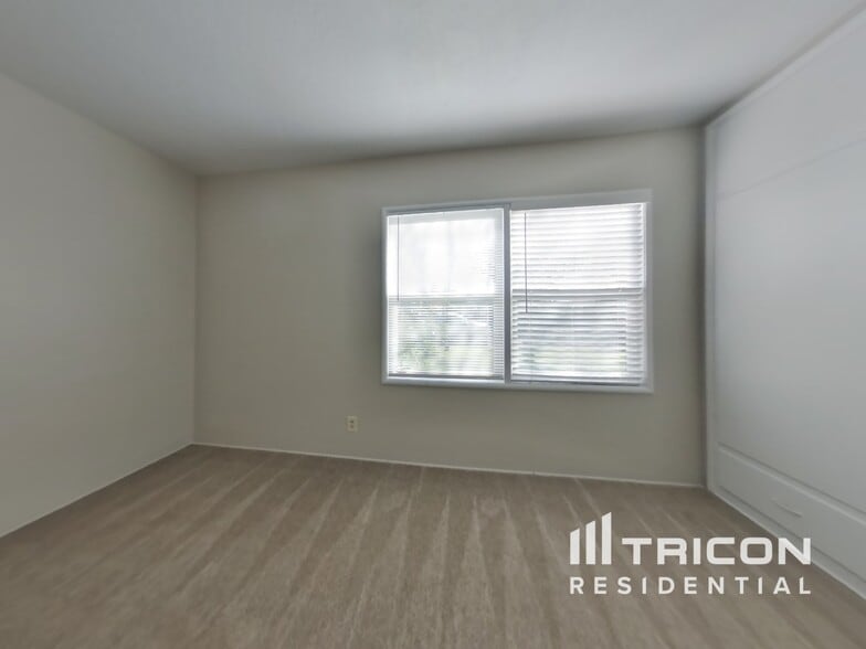 Building Photo - 1409 Albany Ave