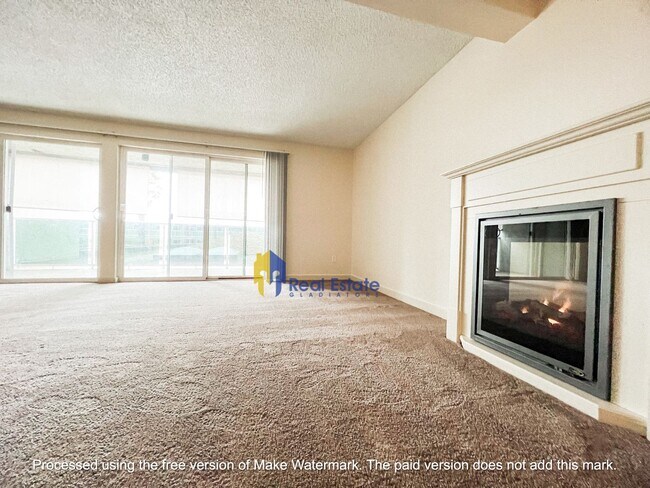 Building Photo - Pet friendly one bedroom condo available in the sought after Oasis Community in Bellevue