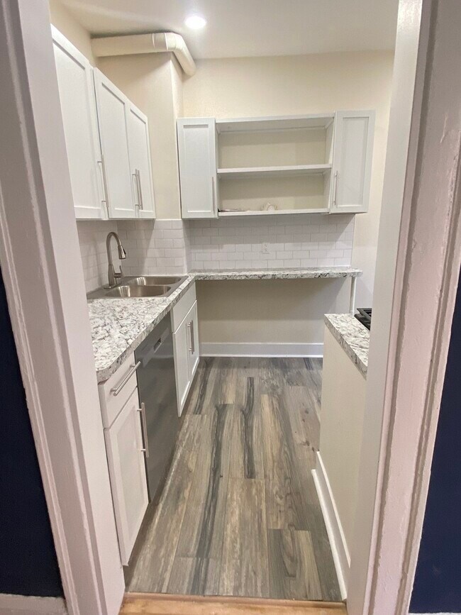 Building Photo - 2210 E 70th St