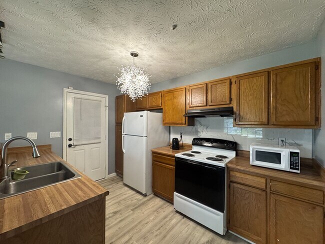Building Photo - Charming 3 Bed 2 Bath Home with Fenced Yard