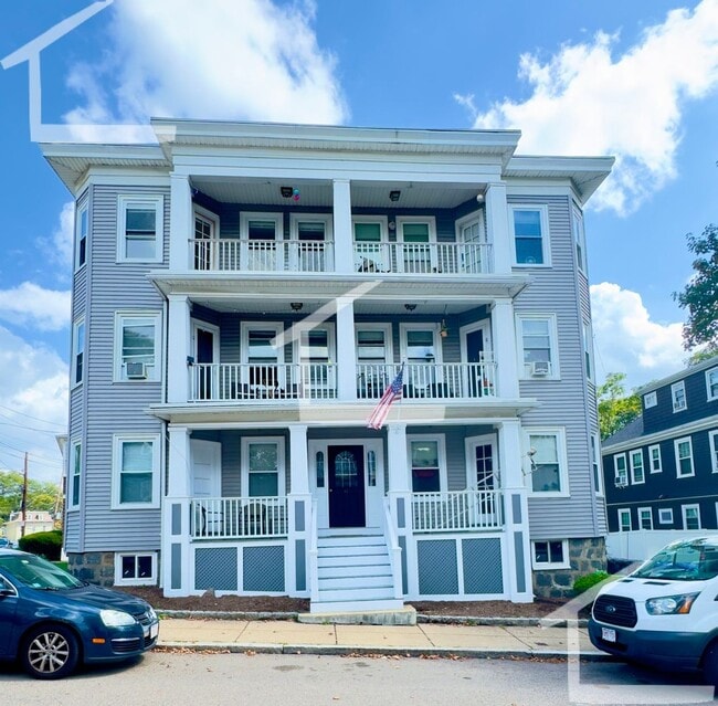 Building Photo - Sunny, Spacious and Affordable!   Apartment in Convenient Location, Hardwood Floors, Cat Friendly