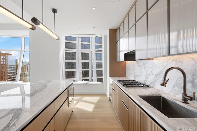 Building Photo - 515 W 18th St