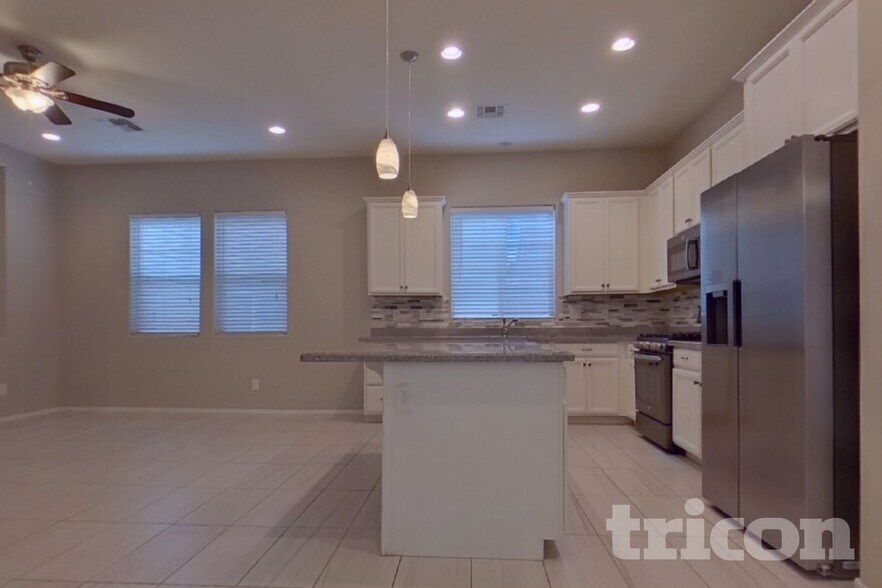 Building Photo - 14989 W Wilshire Dr