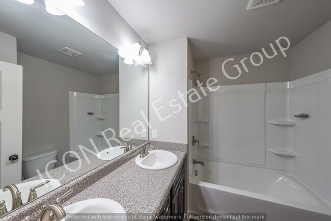 Building Photo - 3/3 Townhome with 2 car garage