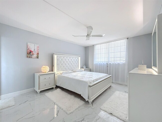 Building Photo - 2731 NE 14th Street Causeway