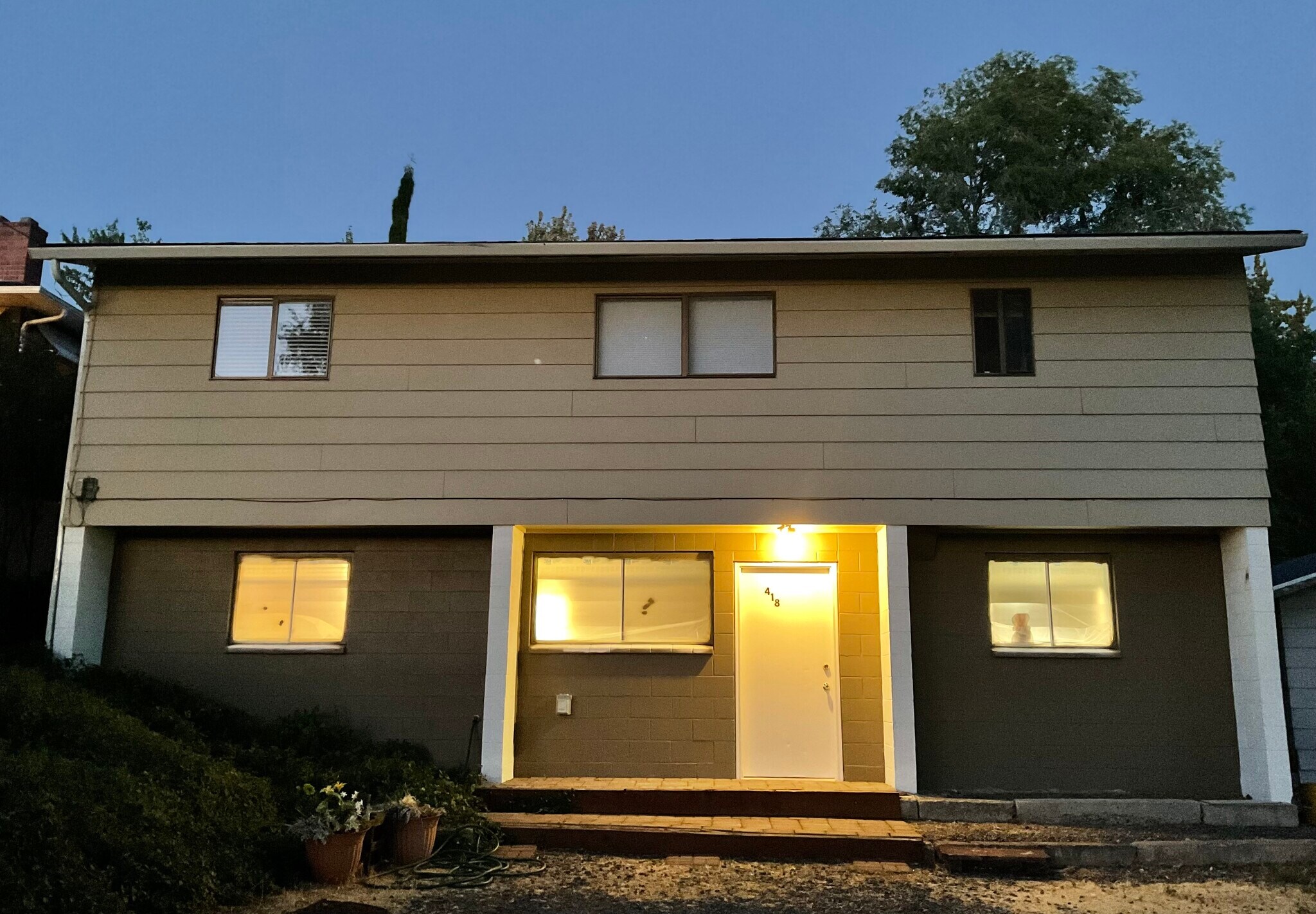 Night view entry and parkjng - 418 N Laguna St