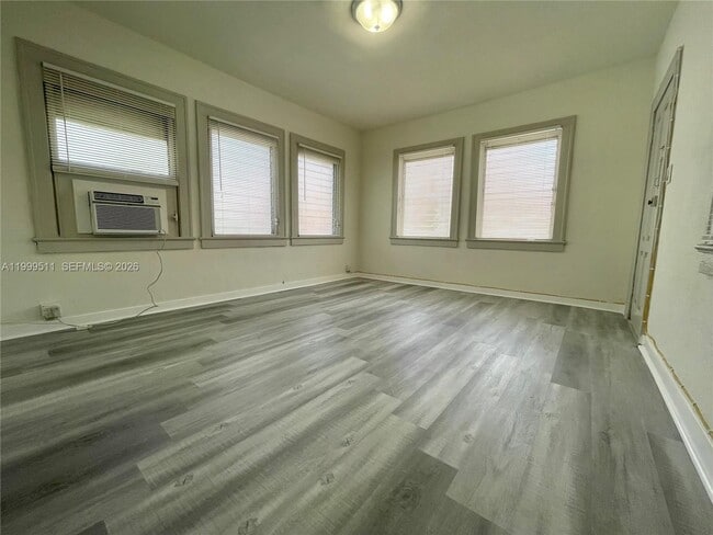 Building Photo - 442 SW 10th Ave