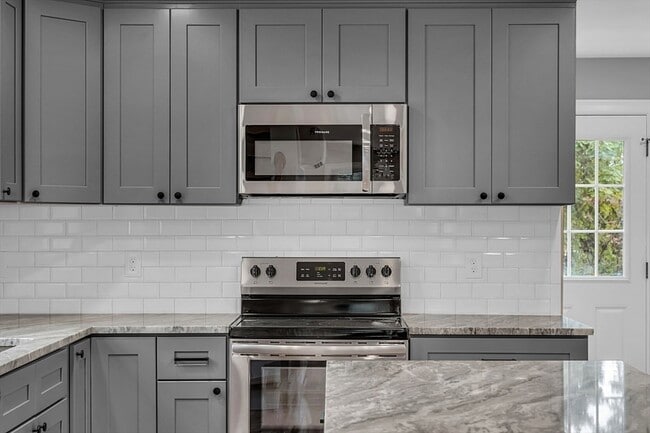 Building Photo - 74 Smith St