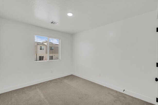 Building Photo - Stunning End-Unit in South Desert Townhomes