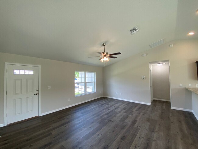 Building Photo - Desirable SE Neighborhood - 3/2/2 Silver Spring Shores **Available NOW**