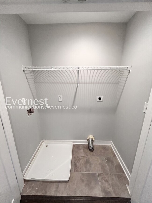 Building Photo - 2-Bed/2.5Bath Town Home/Pet Friendly/Available Soon!