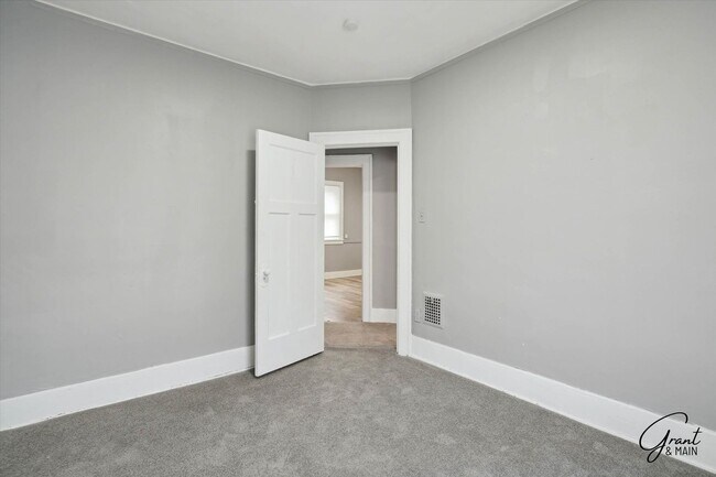 Building Photo - 3813 W Euclid St