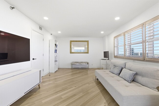 Building Photo - 4605 S Ocean Blvd