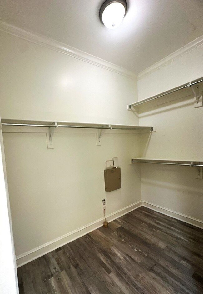 Building Photo - Charming 4 Bedroom Townhouse with 2 Large Suites