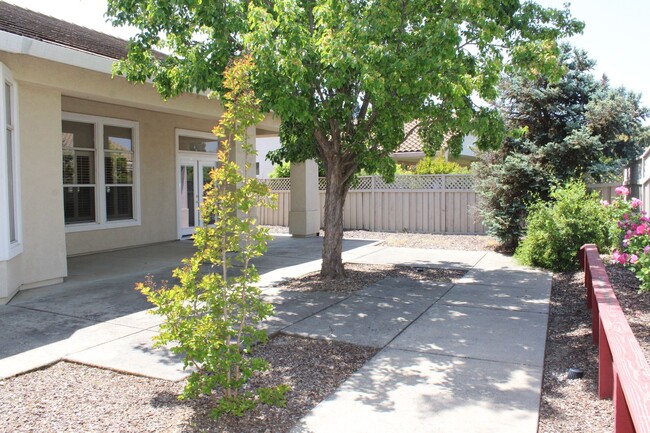Building Photo - 5812 Sandlewood Way