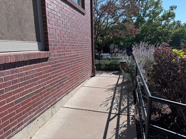 Building Photo - 725 Roslyn St