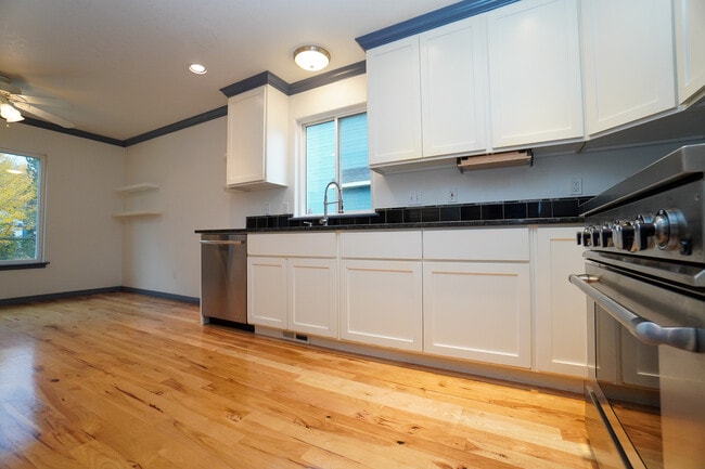 Building Photo - 11301 W Goldenrod Ave