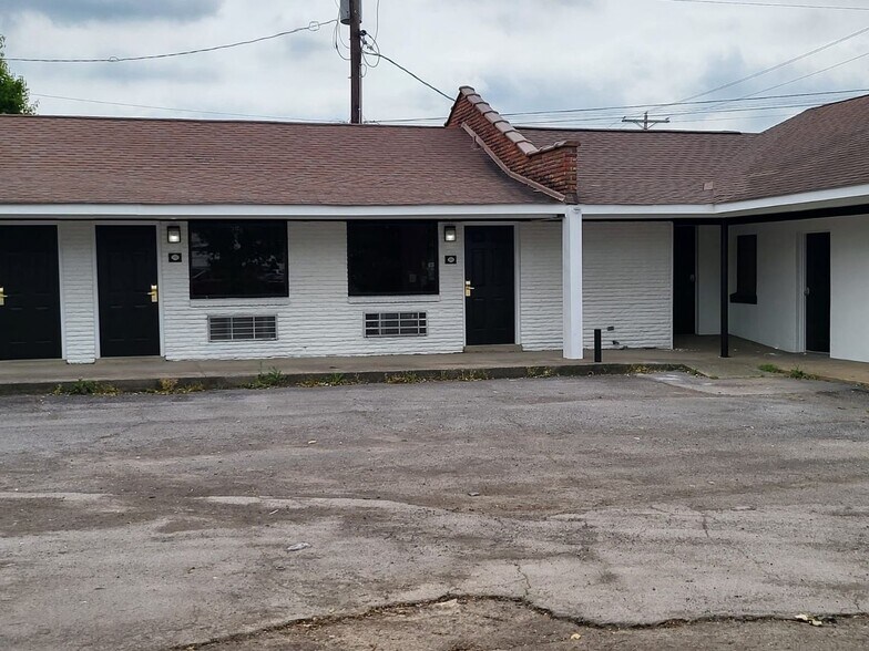 Building Photo - 905 Providence Blvd