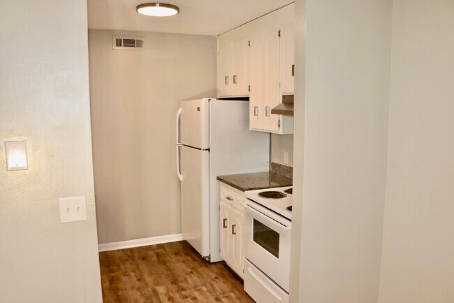 Building Photo - 300 Apache Dr