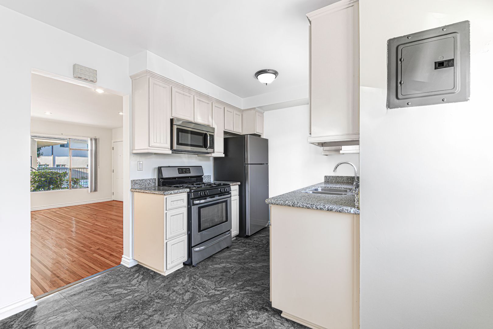 Building Photo - 809 Flora Dr