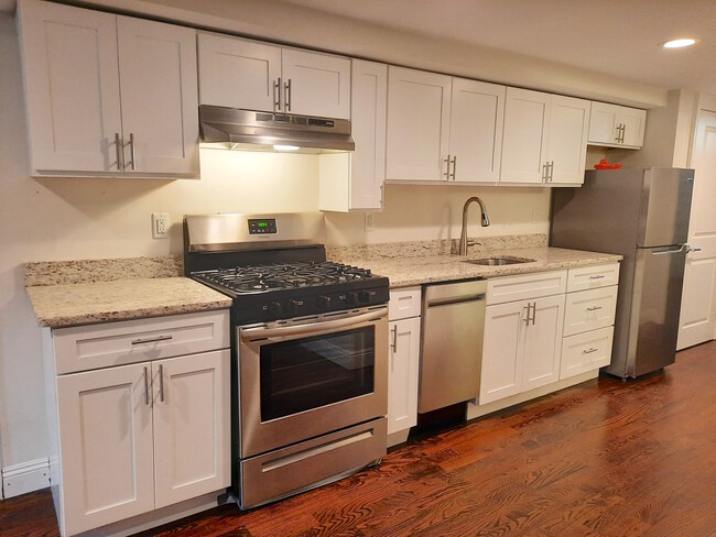 Modern kitchen - 156 6th St