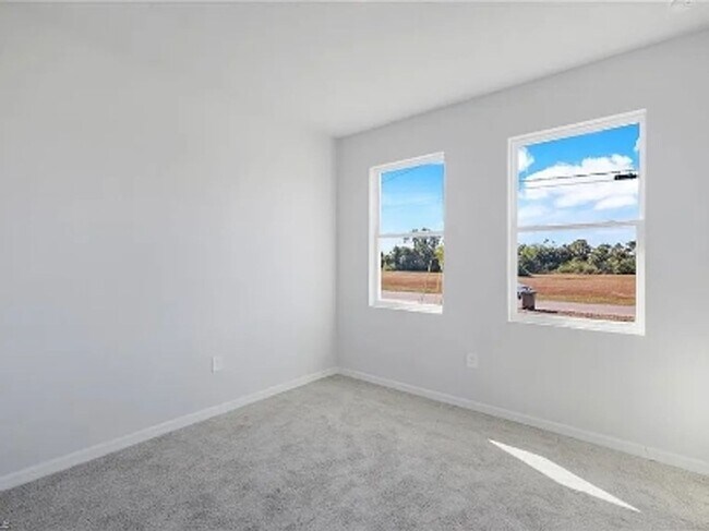 Building Photo - 915 NE 19th St