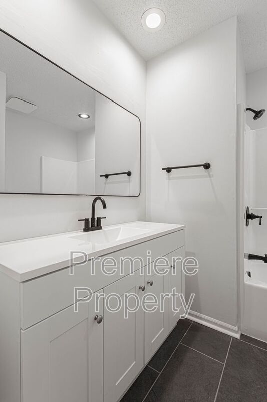 Building Photo - 3213 SE 6th Ct