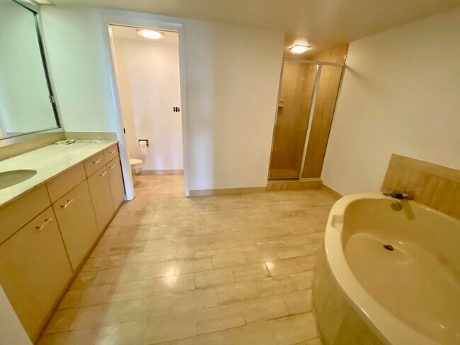 Building Photo - 529 S Flagler Dr