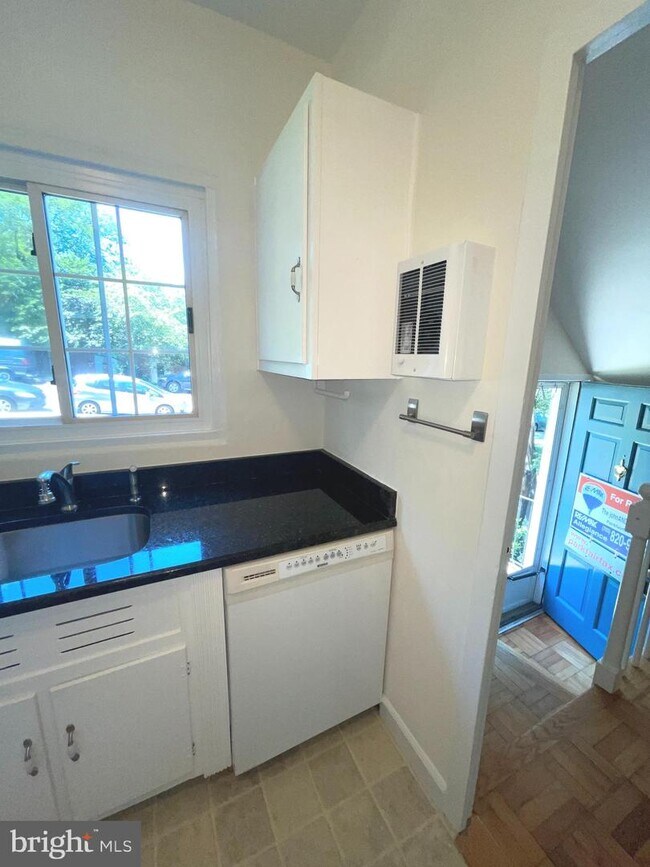 Building Photo - 3569 Martha Custis Dr