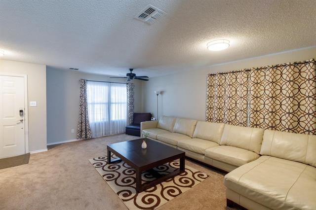 Building Photo - 2700 Peach Dr