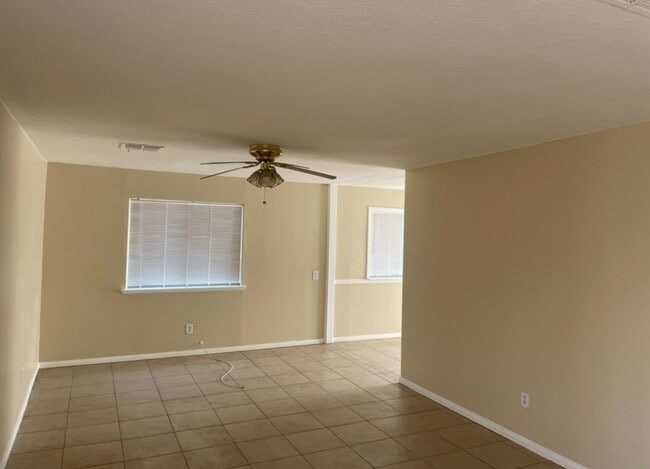 Building Photo - Beautiful 4 Bedroom 2 Bathroom house ( Smo...