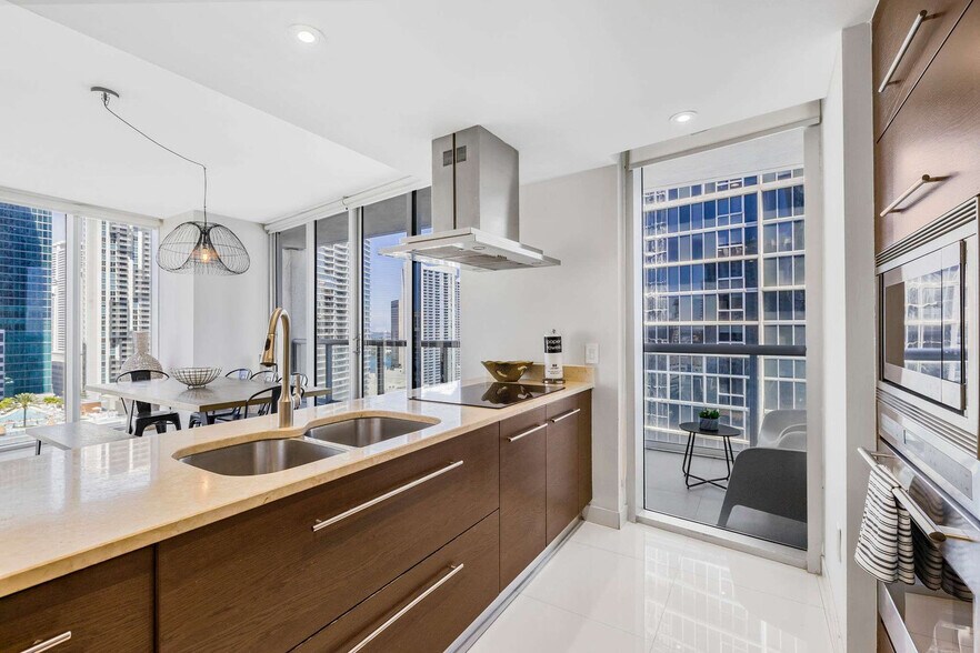 Building Photo - 485 Brickell Ave