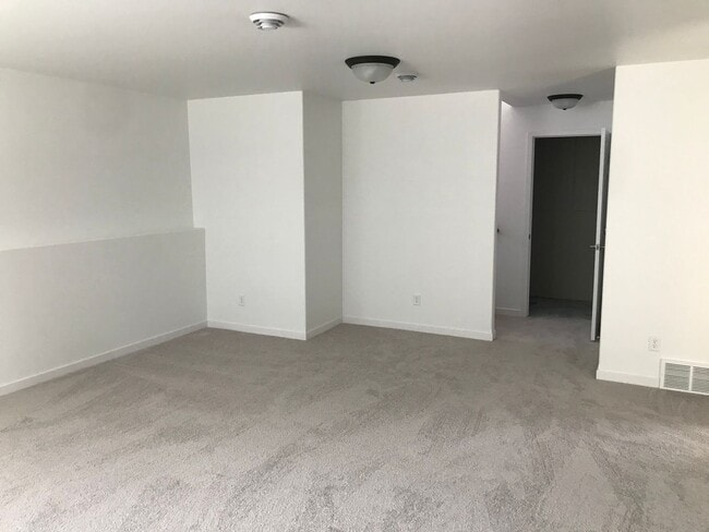 Building Photo - 4 Bed 3 Bath Twin Home