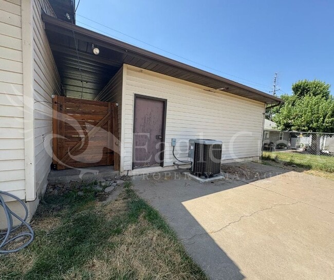 Building Photo - Three Bedroom, Two Bathroom House plus bon...