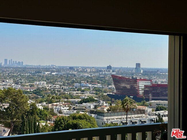 Building Photo - 999 N Doheny Dr