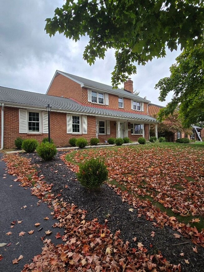 Building Photo - Lovely Colonial Home in Sharpley